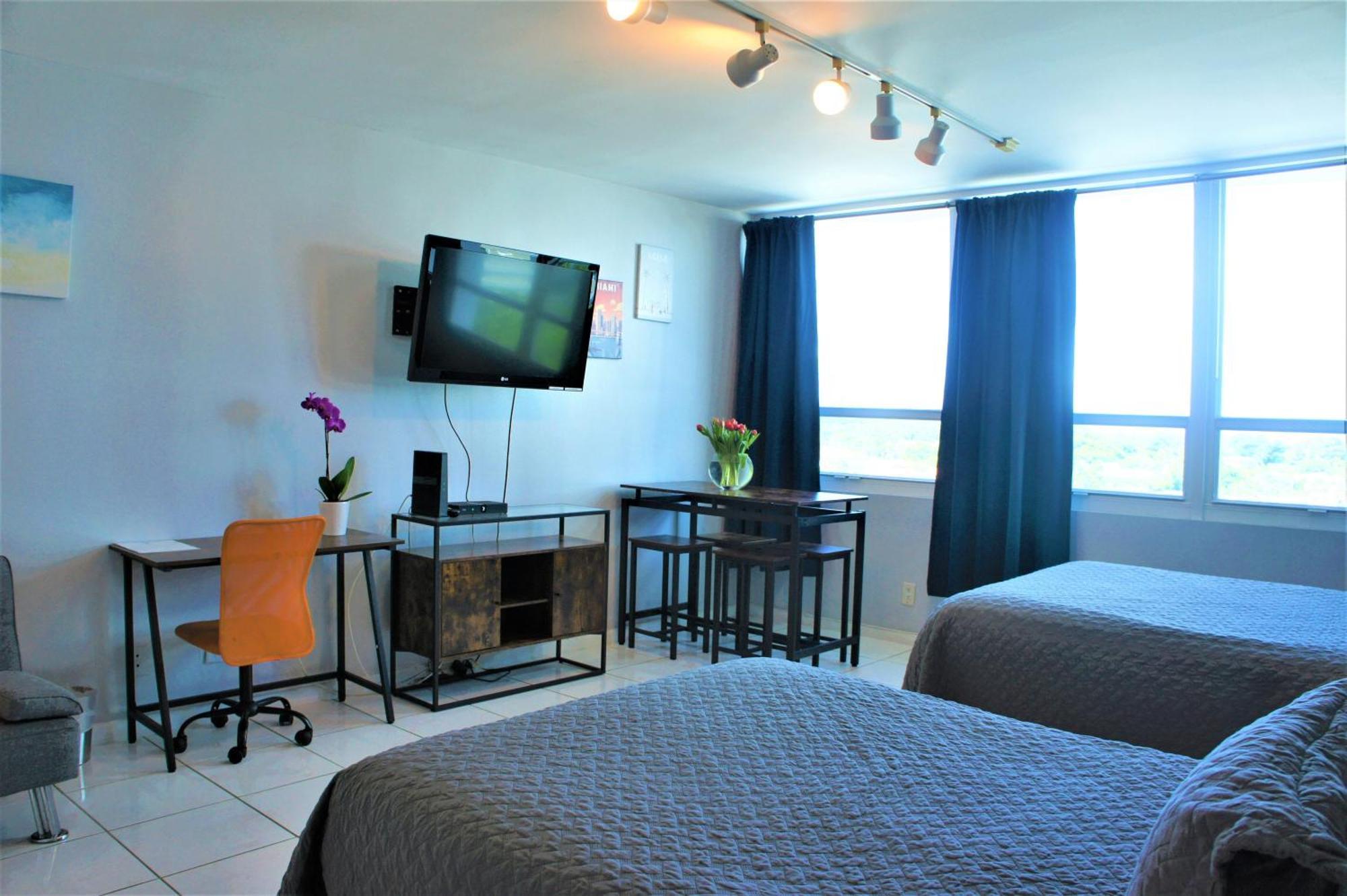 Large Corner Apartment For Up To 4 Guests With Free Parking And Direct Beach Access 마이애미 비치 객실 사진